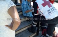 CAE DE SU PROPIA ALTURA EN PLAZA PRINCIPAL DE MMORELOS, LA ATIENDEN PARAMÉDICOS.