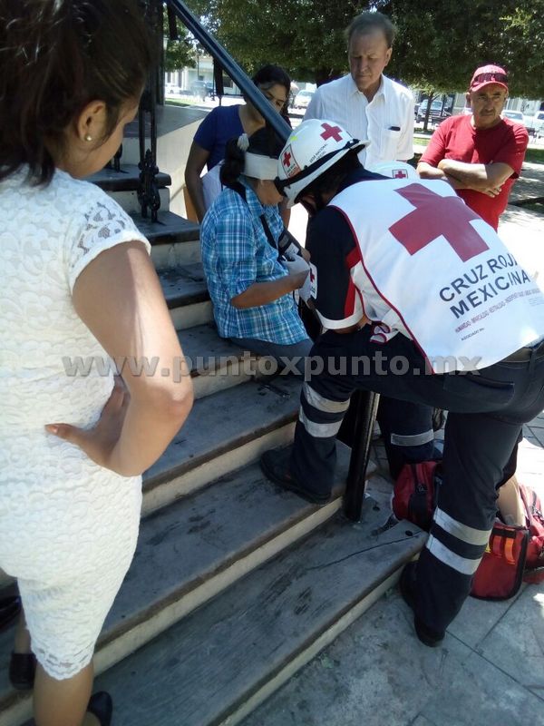 CAE DE SU PROPIA ALTURA EN PLAZA PRINCIPAL DE MMORELOS, LA ATIENDEN PARAMÉDICOS.