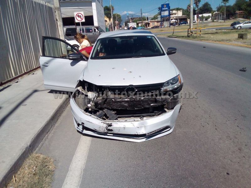 CHOQUE DE CRUCERO EN AV DE MMORELOS, REPORTAN DAÑOS.