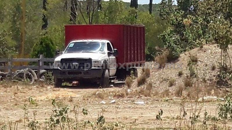 FUERTE MOVILIZACIÓN EN CUATRO CAMINOS EN MMORELOS, ASEGURAN CAMIÓN QUE TRANSPORTABA COMBUSTIBLE ROBADO.