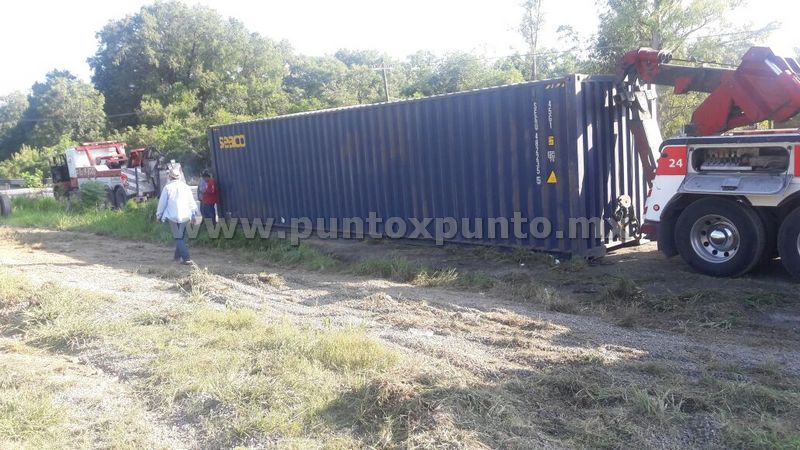 CAJA DE TRAILER SE DESPRENDE, QUEDA EN MEDIO DE CARRILES DE CIRCULACIÓN.