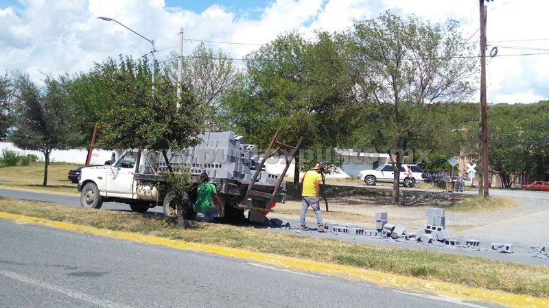 CAE CARGA QUE TRANSPORTABAN EN AVENIDA DE MONTEMORELOS.