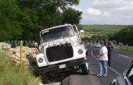 CAMIÓN DEJA BULTOS DE CEMENTO REGADOS A ORILLAS DE CARRETERA NACIONAL.