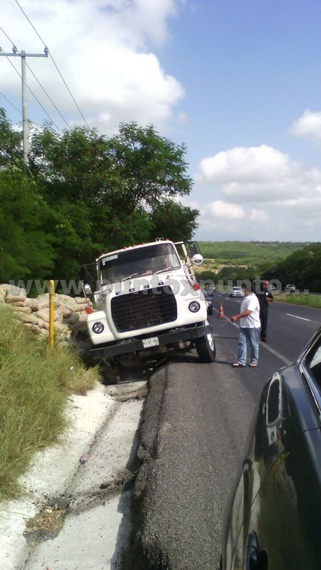 CAMIÓN DEJA BULTOS DE CEMENTO REGADOS A ORILLAS DE CARRETERA NACIONAL.