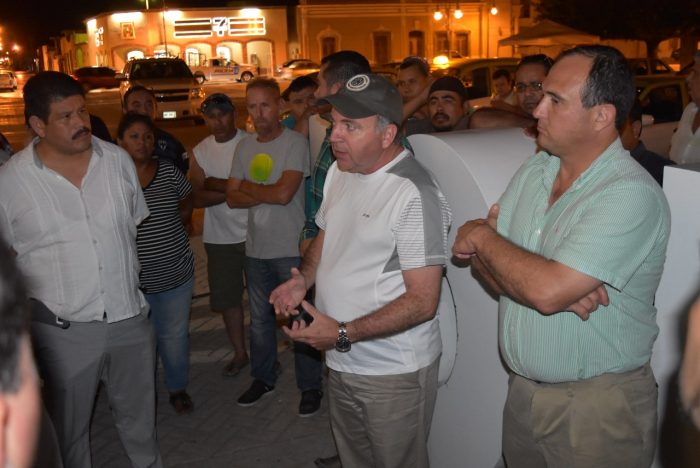 DIALOGA ALCALDE CON TAXISTAS, TRAS MANIFESTACIÓN PACÍFICA DONDE SOLICITABAN RETIRO DE UNIDADES PROCEDENTES DE MTY.