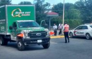 DERRIBA CAMIÓN DE CARGA DOS POSTES EN CENTRO DE MMORELOS.