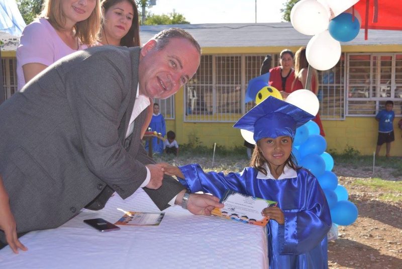 Reconoce el Alcalde trabajo en equipo de Maestros y padres de familia para formar buenos estudiantes