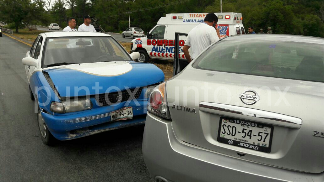 CONDUCTOR DERRAPA EN CARRETERA NACIONAL EN ALLENDE, REPORTAN DAÑOS Y UNA MUJER HERIDA.