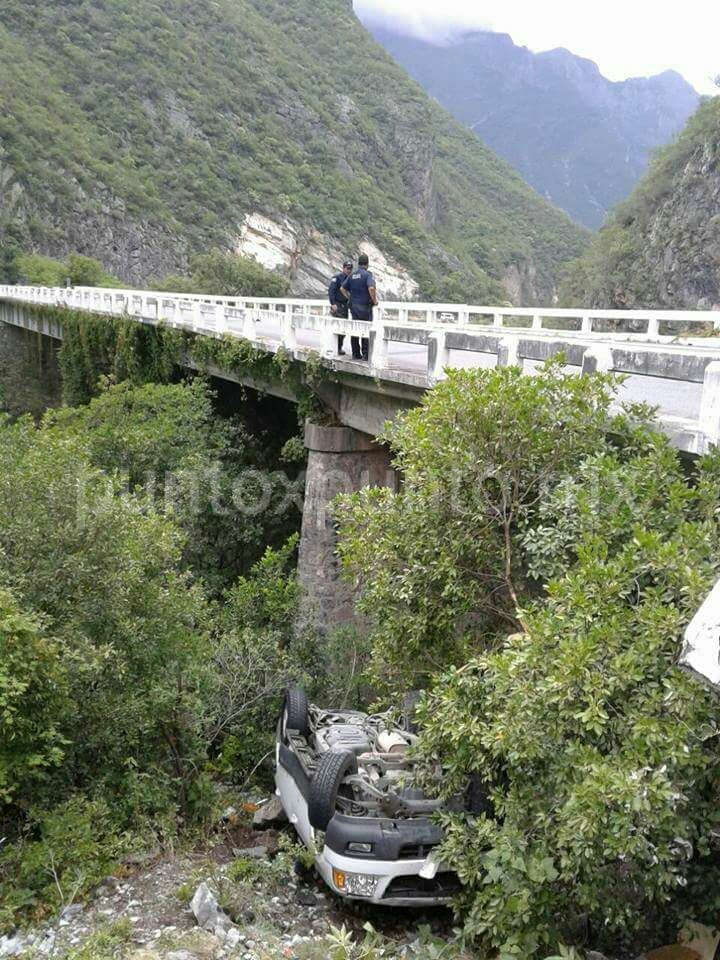 CAEN DE PUENTE, RESULTAN CUATRO MUJERES HERIDAS.