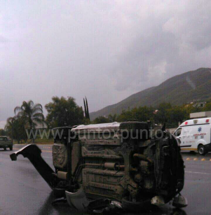 VOLCADURA EN LA CARRETERA NACIONAL FRENTE A HOSPITAL DE SHOCK TRAUMA EN SANTIAGO.