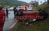 APARATOSA VOLCADURA DE NUEVA CUENTA FRENTE A SHOCK TRAUMA EN SANTIAGO, REPORTAN LESIONADOS.