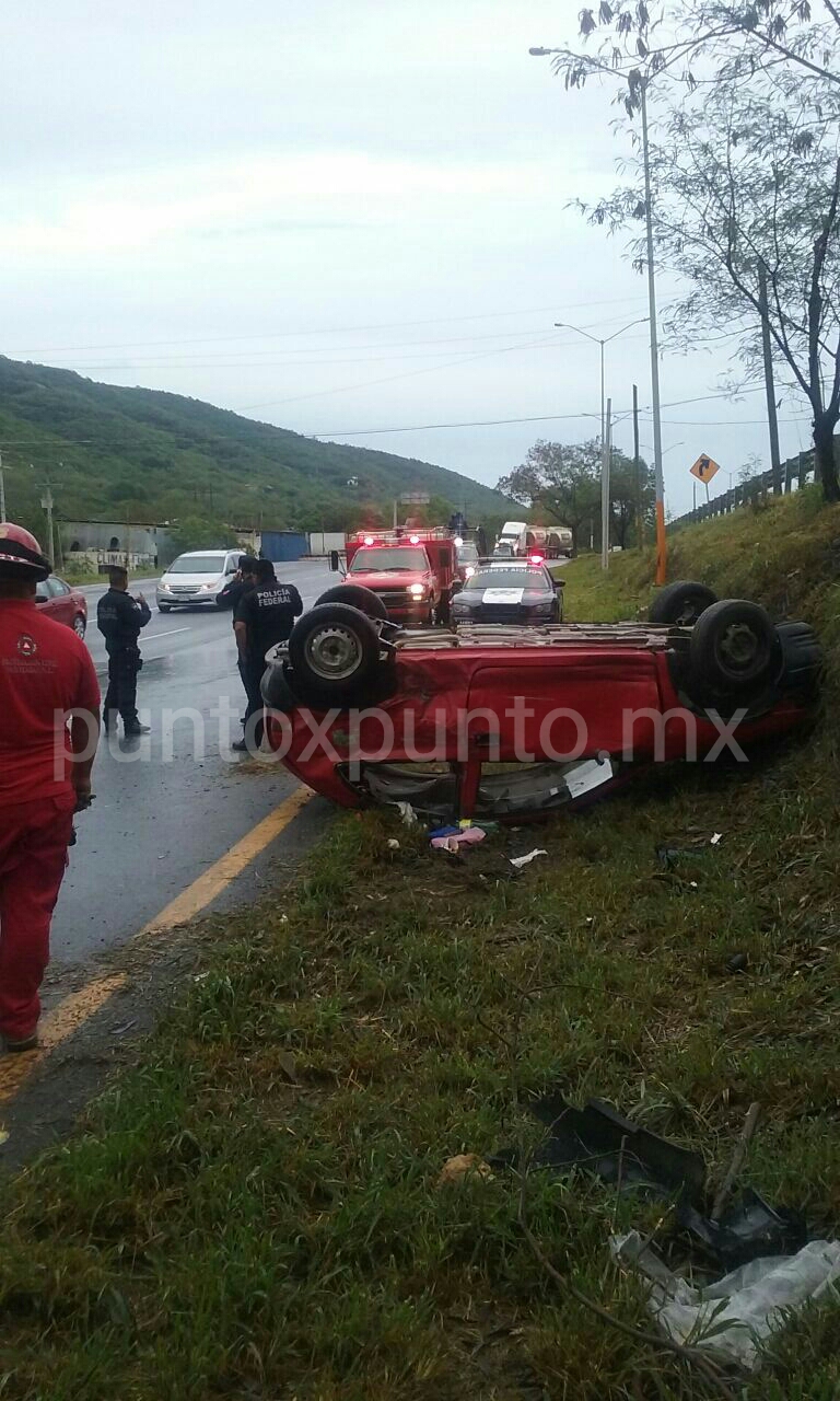 APARATOSA VOLCADURA DE NUEVA CUENTA FRENTE A SHOCK TRAUMA EN SANTIAGO, REPORTAN LESIONADOS.