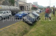 SALE DE CARRETERA, QUEDA ENBANCADO EN UNA CUNETA.