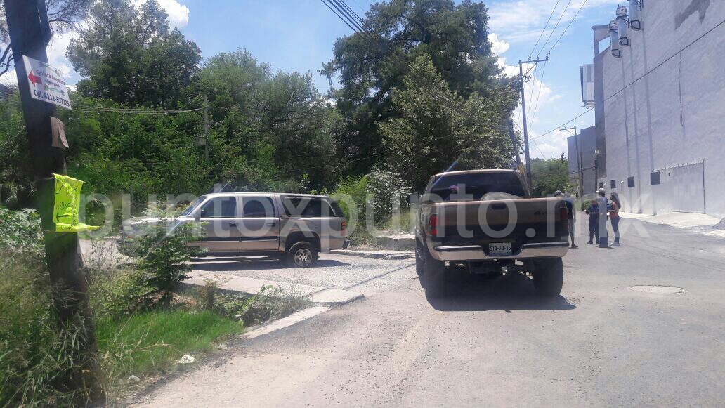 CHOCAN DOS CAMIONETAS EN CRUCE DE CALLES EN SUCRE SANTIAGO REPORTAN DAÑOS.