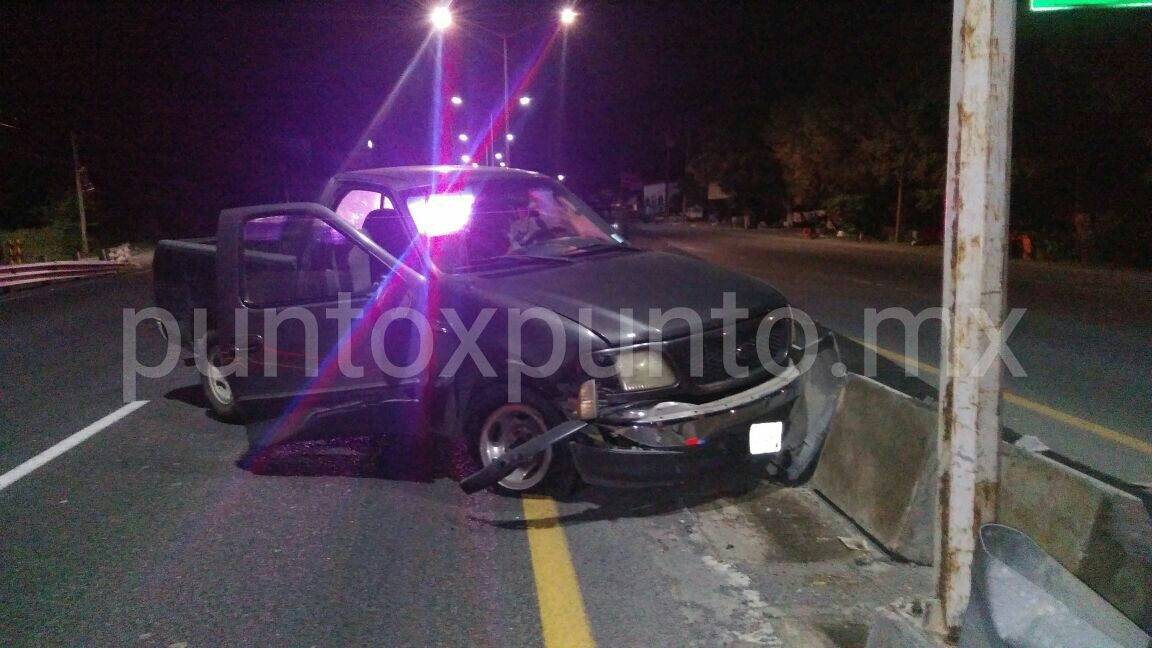 CONDUCTOR EBRIO CHOCA CON SU CAMIONETA CON MURO DE CONTENCIÓN EN CARRETERA