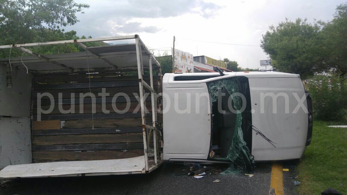 TRABAJADORES DE GRUPO LOS ROJOS VOLCARON EN CARRETERA NACIONAL