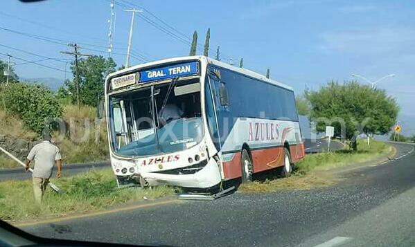 CHOCA AUTOBÚS DE PASAJEROS EN CARRETERA NACIONAL DE MONTEMORELOS.