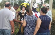 DERRAPA EN CARRETERA NACIONAL SE IMPACTA CON ALUD DE TIERRA, RESULTA HERIDA.