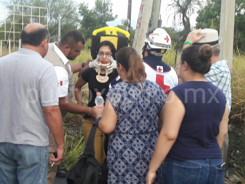 DERRAPA EN CARRETERA NACIONAL SE IMPACTA CON ALUD DE TIERRA, RESULTA HERIDA.