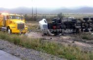 TRAILERO VUELCA UNIDAD DE CARGA PESADA EN CARRETERA.