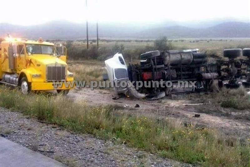 TRAILERO VUELCA UNIDAD DE CARGA PESADA EN CARRETERA.