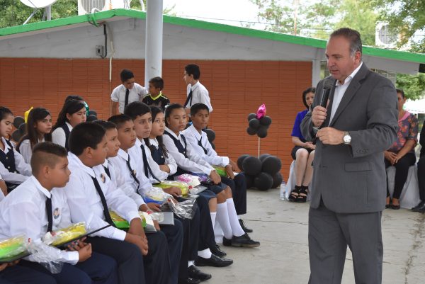 Pide Alcalde a alumnos escuchar buenos consejos