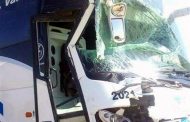 CHOCA AUTOBUS CON UN TRAILER QUE TRANSPORTABA AUTOS, RESULTAN TRES PERSONAS HERIDAS.