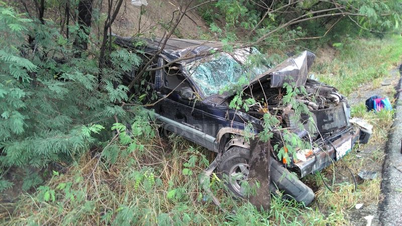 DOS MUJERES HERIDAS EN VOLCADURA REGISTRADA EN CARRETERA NACIONAL EN MMORELOS.