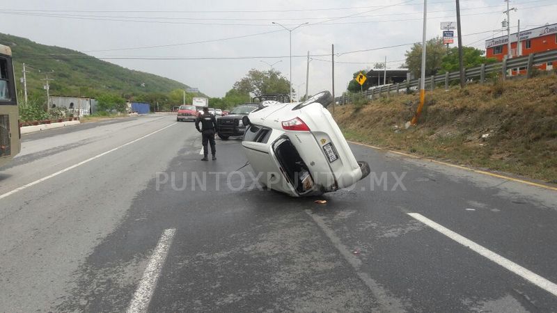 VOLCADURA EN CARRETERA NACIONAL EN SANTIAGO RESULTA CHOFER HERIDO.