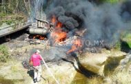 CAE TRAILER A UN ARROYO EN MONTEMORELOS, CHÓFER SE SALVA, UNIDAD EXPLOTA.