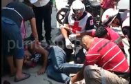 CONDUCTOR DE MOTOCICLETA SE PASA ALTO, SE IMPACTA CON UNIDAD DE PASAJEROS, RESULTA HERIDO.