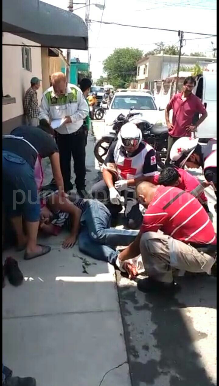 CONDUCTOR DE MOTOCICLETA SE PASA ALTO, SE IMPACTA CON UNIDAD DE PASAJEROS, RESULTA HERIDO.