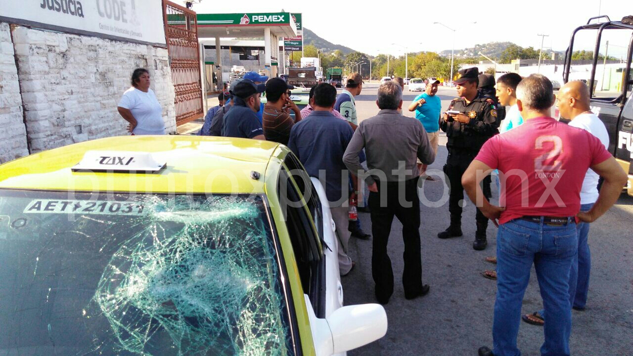 TRIFULCA EN INFONAVIT, DAÑAN TAXIS, ASEGURAN FUERON PORROS DE LA CTM.