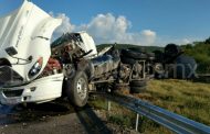 VUELCA TRÁILER CARGADO DE ASFALTO, CHOFER RESULTÓ HERIDO.