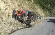 VUELCA TRÁILER EN SIERRA DE RAYONES, CHOFER RESULTA LESIONADO.