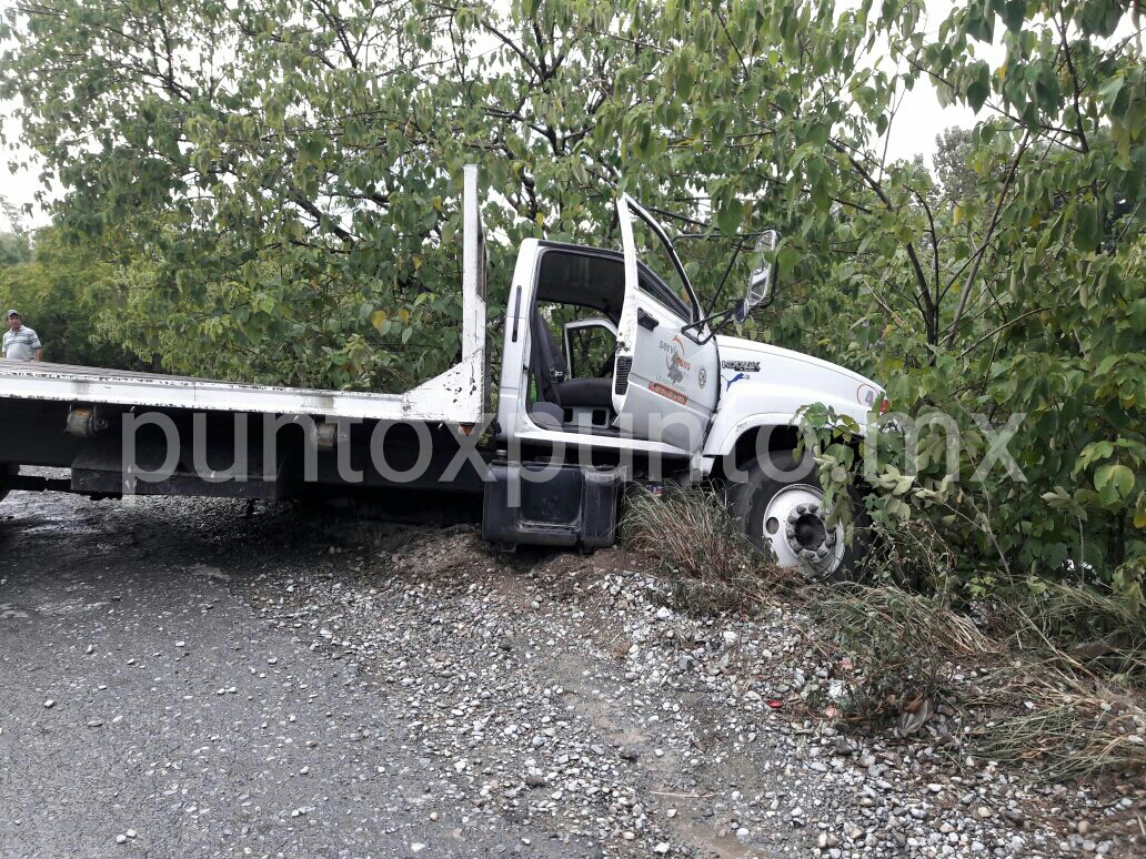 CONDUCTOR DE CAMIÓN PIERDE CONTROL, CHOCA EN CARRETERA NACIONAL EN ALLENDE.