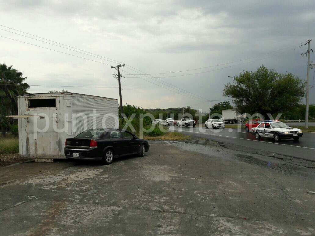 TRAILERO LO SACA DE CARRETERA NACIONAL, TERMINA IMPACTADO EN CAJA DE CAMION EN ALLENDE.