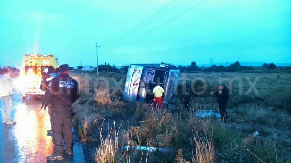 VOLCADURA DE AUTOBÚS MOVILIZA LOS CUERPOS DE AUXILIO.