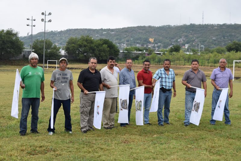 Dan banderazo a obra de construcción de cancha con pasto sintético