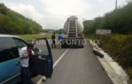 CONDUCTOR DE CAMIONETA CHOCA CON TRÁILER DESCOMPUESTO EN CARRETERA NACIONAL.