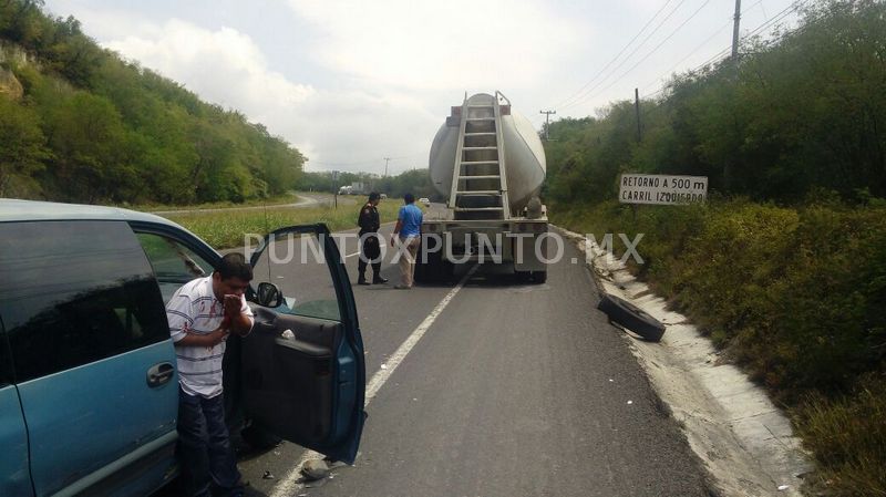 CONDUCTOR DE CAMIONETA CHOCA CON TRÁILER DESCOMPUESTO EN CARRETERA NACIONAL.