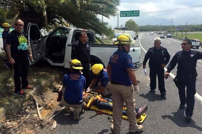 MUERE AL ESTRELLAR CAMIONETA CONTRA UNA PALMERA, ACOMPAÑANTE SE ENCUENTRA GRAVE.