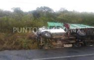 VUELCA CAMIÓN EN CARRETERA NACIONAL EN MMORELOS CARGADO DE CARBÓN.