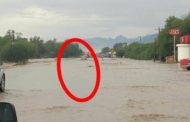 RESCATAN A MAESTROS DE VEHÍCULO QUE SE QUEDÓ EN CORRIENTE TRAS INUNDACIONES