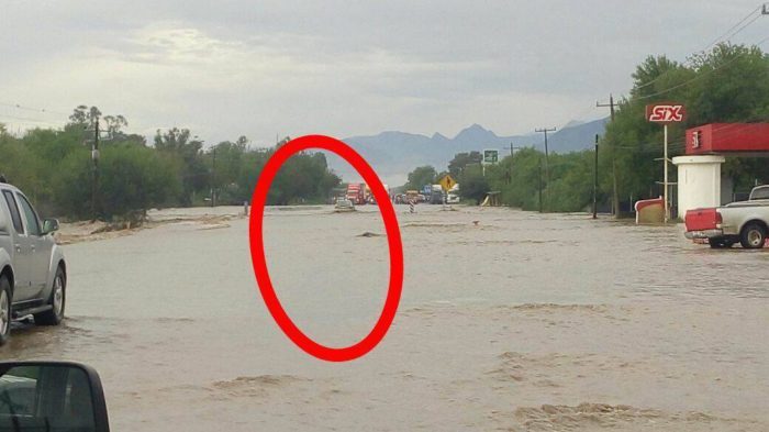 RESCATAN A MAESTROS DE VEHÍCULO QUE SE QUEDÓ EN CORRIENTE TRAS INUNDACIONES