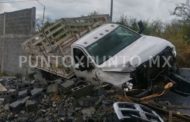 SALE DE CARRETERA SE ESTRELLA CONTRA UNA BARDA.