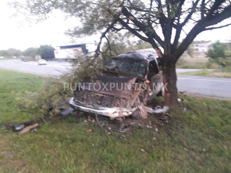 MEDICO CHOCA CAMIONETA CON POSTE DE CONCRETO, LO DERRIBA, CIERRAN CARRILES DE CIRCULACION.