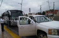 CHOQUE ENTRE UN AUTOBÚS Y UNA CAMIONETA REPORTAN DAÑOS.