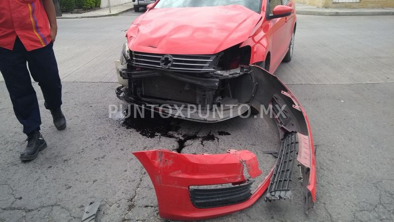 CHOQUE DE CRUCERO SE REGISTRA EN LAS CALLES DE ALLENDE REPORTAN DAÑOS.