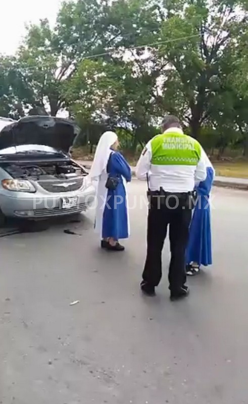 CHOQUE POR ALCANCE EN AVENIDA DE MMORELOS, REPORTAN DAÑOS.